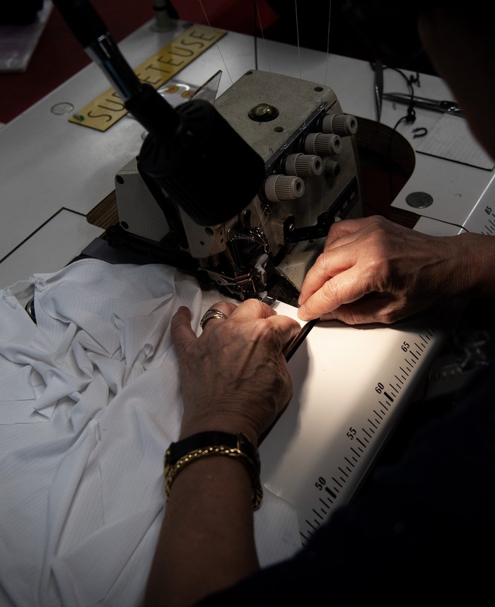 Mains d'une couturière travaillant à la machine